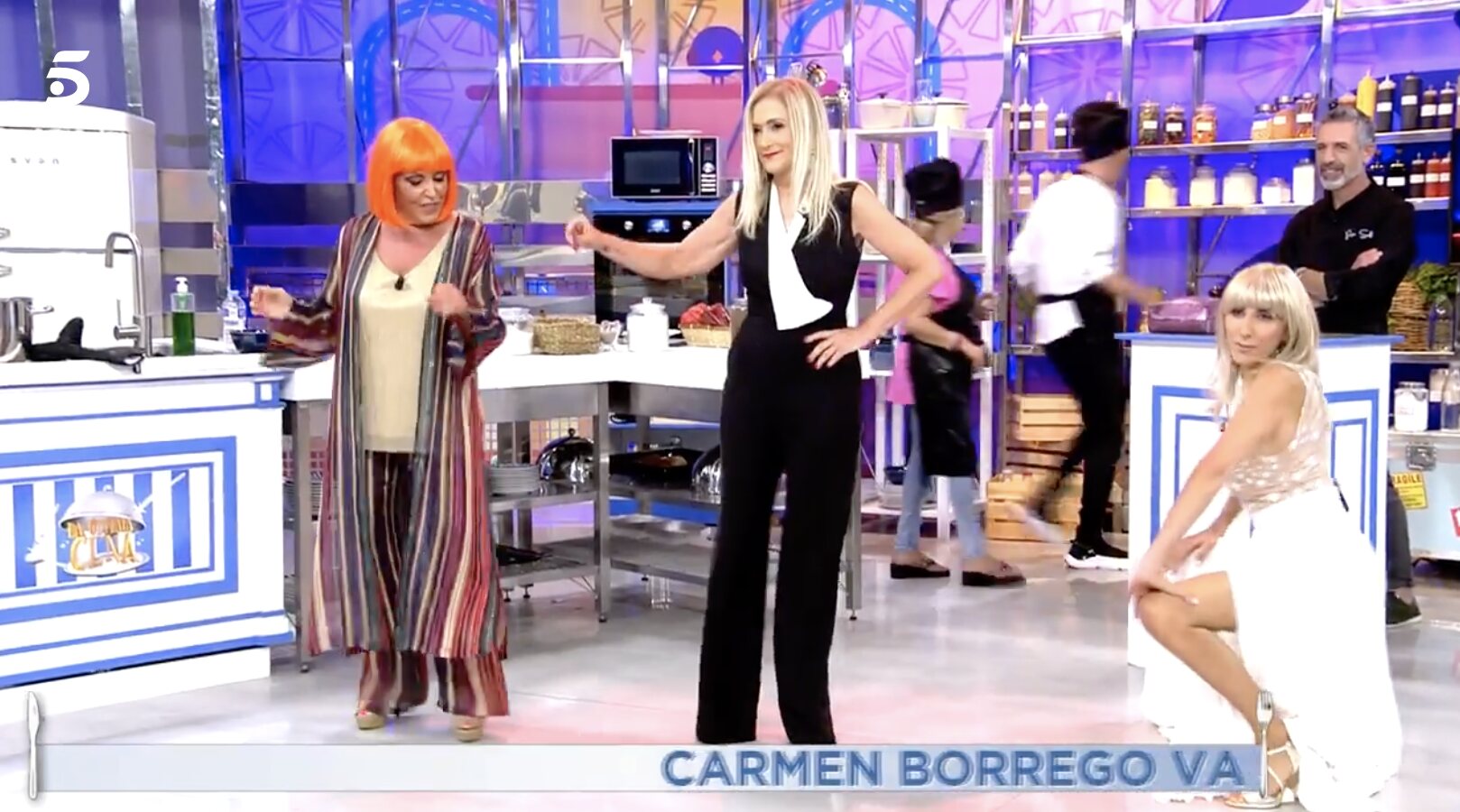 Cristina Cifuentes bailando el chuminero en su reaparición en 'La última cena' | Foto: Telecinco.es