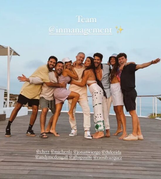 Dulceida y Alba Paul con un grupo de amigos/ Foto: Instagram