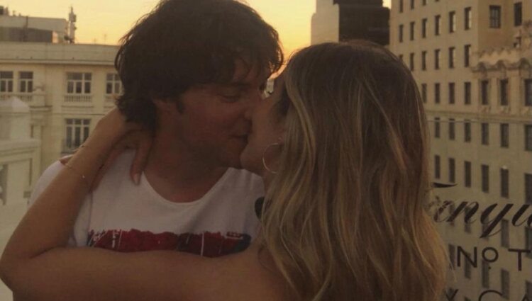 Rebecca Lima y Jordi Cruz, muy acaramelados, besándose  | Foto: Instagram