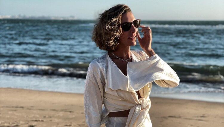 Eugenia Osborne posando con un vestido blanco en la playa | Foto: Instagram