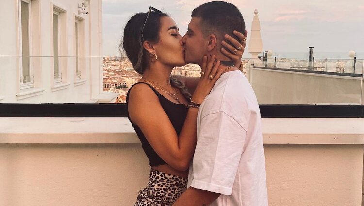 Marina Rivers y Dani Marrero besándose en la azotea de un hotel madrileño | Foto: Telecinco.es
