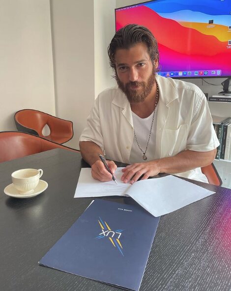 Can Yaman firmando el contrato de su nueva serie en Italia/ Foto: Instagram
