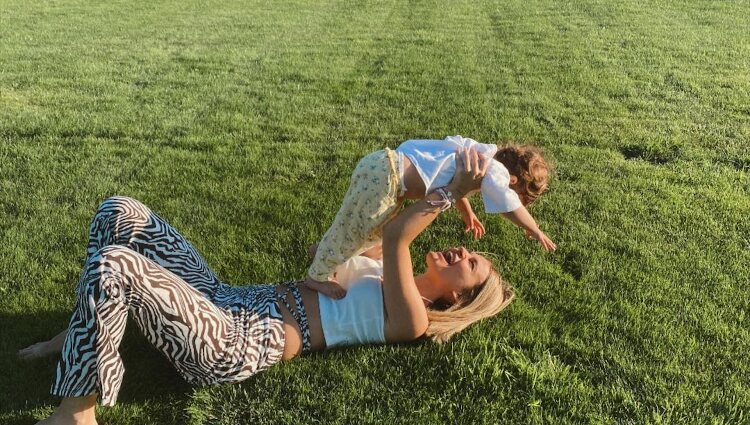 Laura Escanes con su hija Roma en la Cerdeña | Foto: Instagram