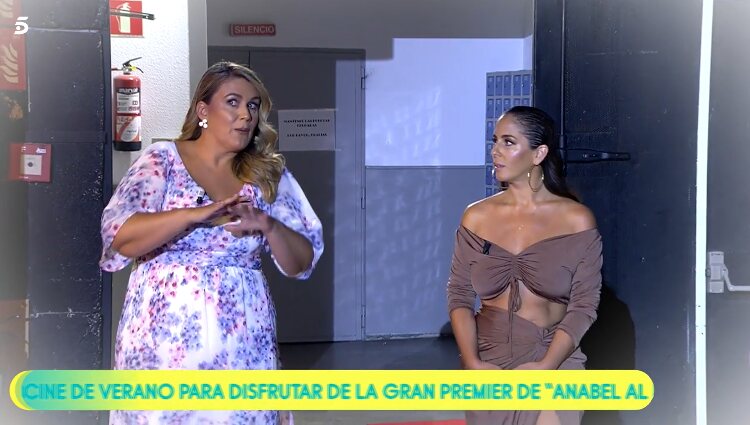 Anabel Pantoja entrando al plató de Telecinco con un vestido monocromático de dos piezas | Foto: telecinco.es