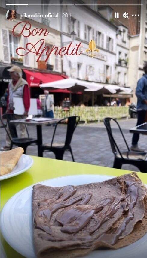 Pilar Rubio se come un crepe en París/ Foto: Instagram
