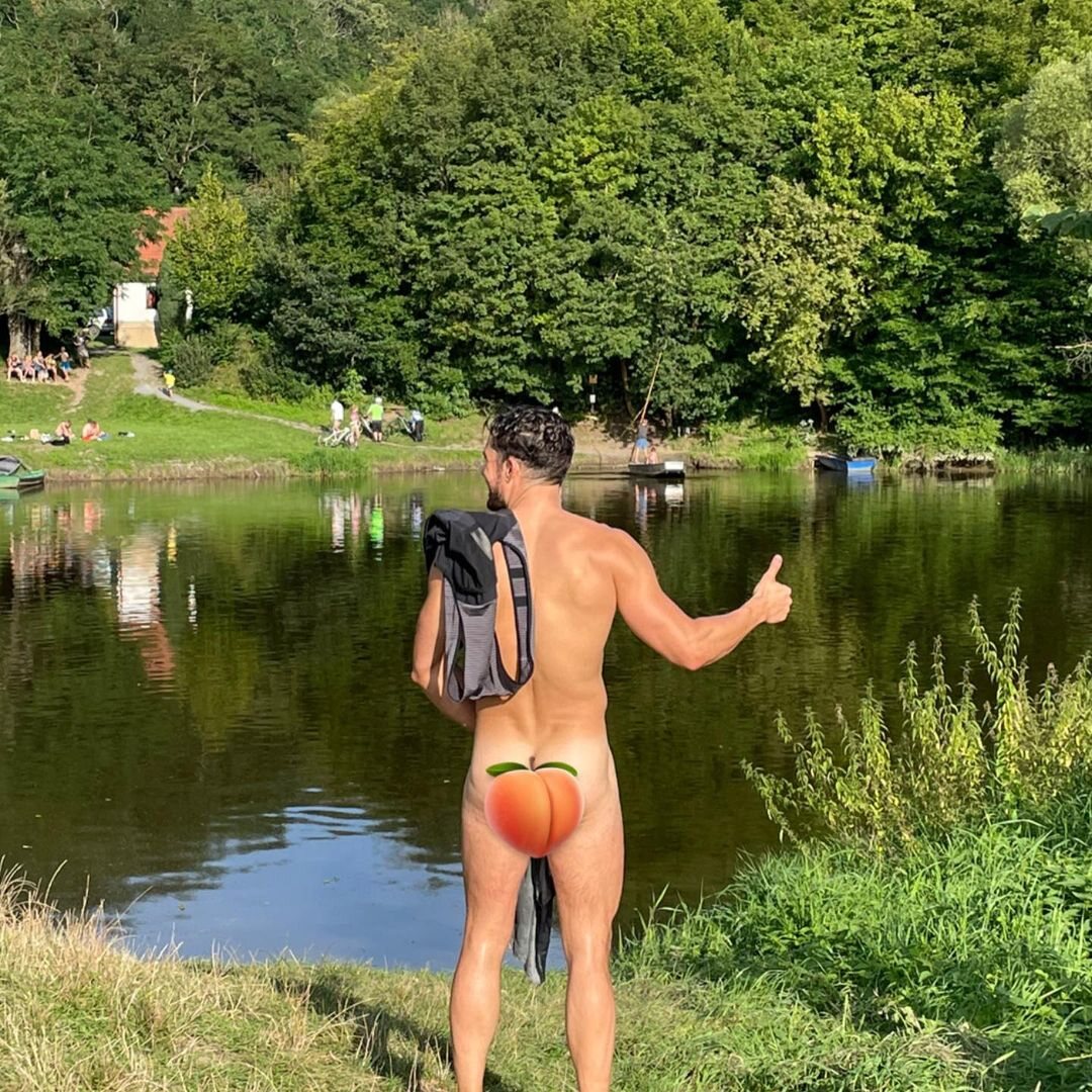 Orlando Bloom posando completamente desnudo en un lago público | Foto: Instagram