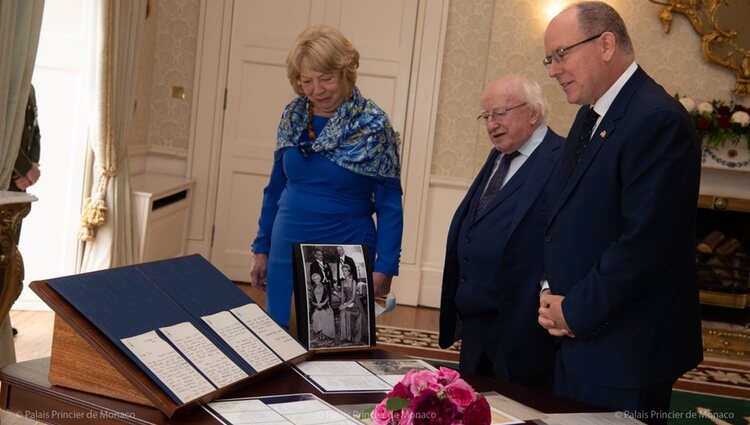 Alberto de Mónaco con el Presidente de Irlanda y su esposa