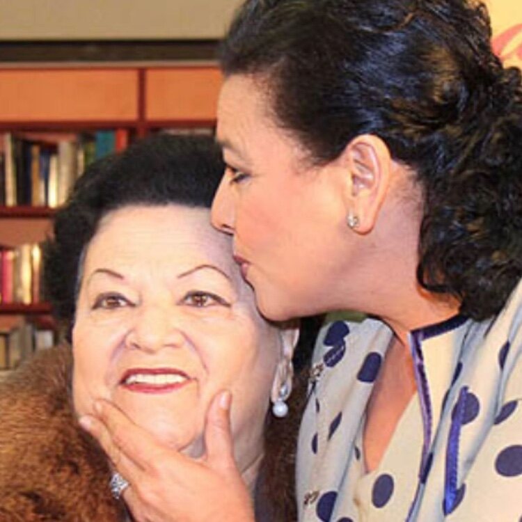 María del Monte besa a su madre con cariño | Instagram