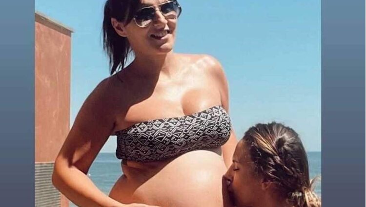 Irene Rosales besando la tripa a su hermana Vanesa, que está embarazada | Foto: Instagram