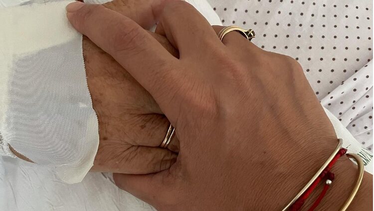 Rosario Mohedano con su padre Amador Mohedano en el hospital | Foto: Instagram