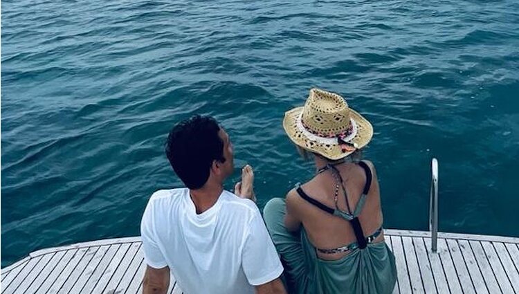 Emma García y su marido Aitor Senar disfrutando del mar | Foto: Instagram