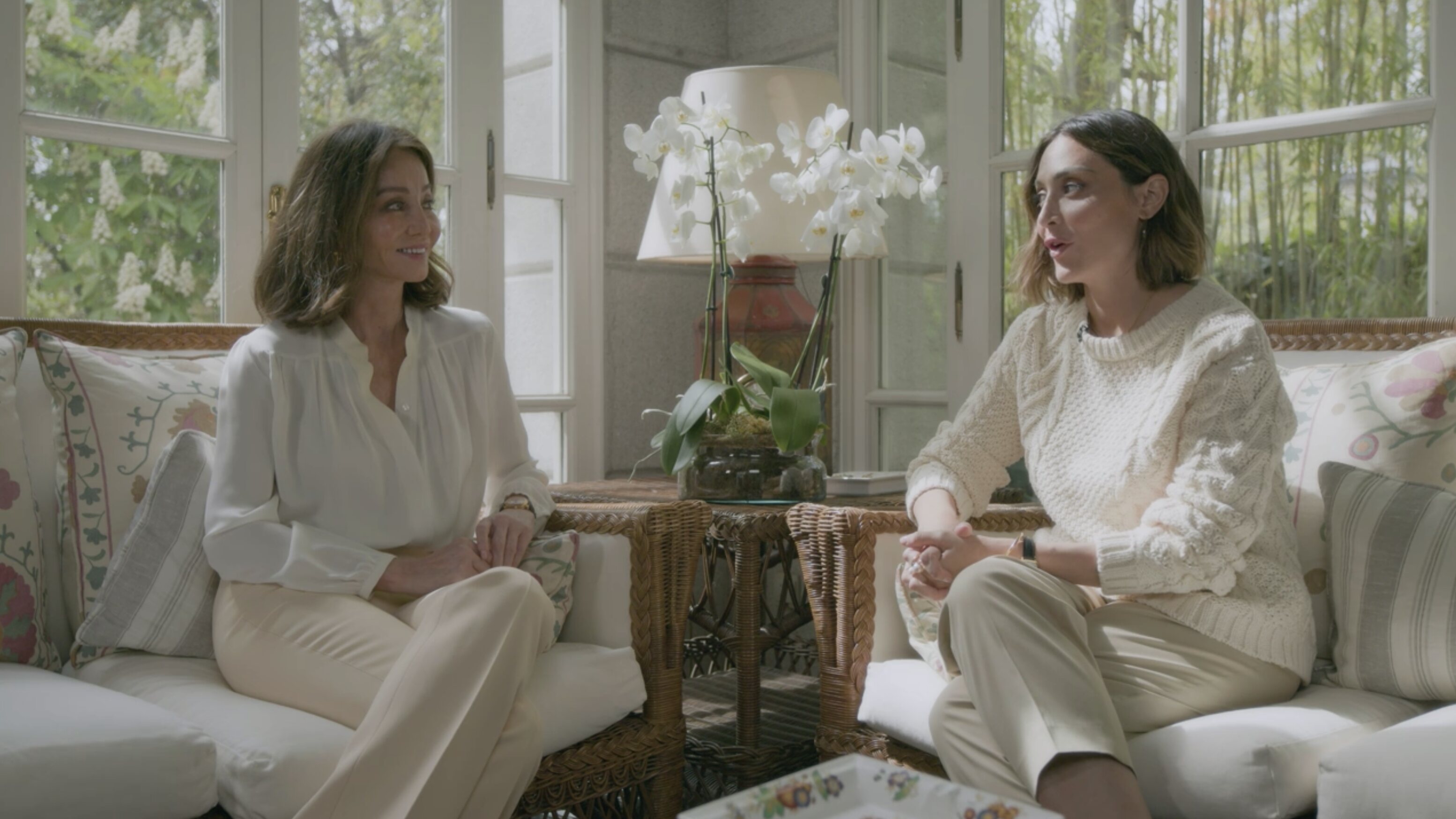 Tamara Falcó con su madre Isabel Preysler en su documental