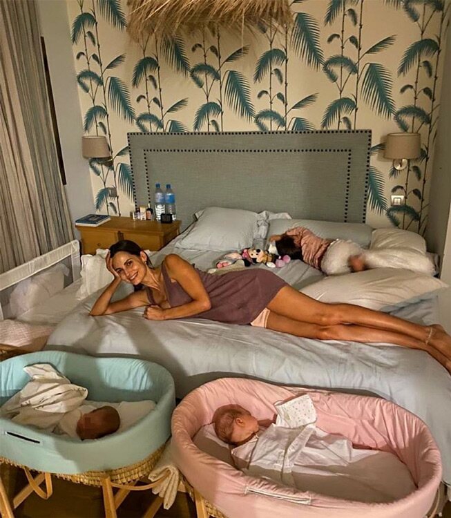Ariadne Artiles con sus tres hijas/ Foto: Instagram