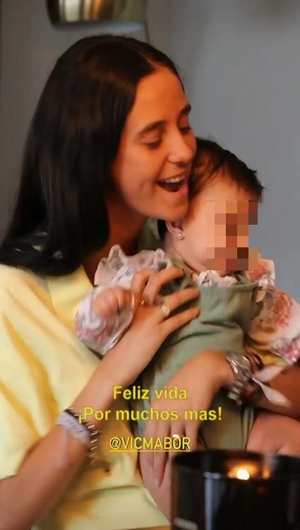 Victoria Federica con el bebé de sus amigos en brazos / Foto: Instagram