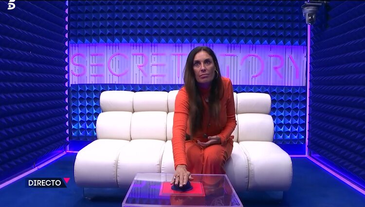 Isabel Rábago pulsa el botón de las apuestas | Foto: Telecinco.es