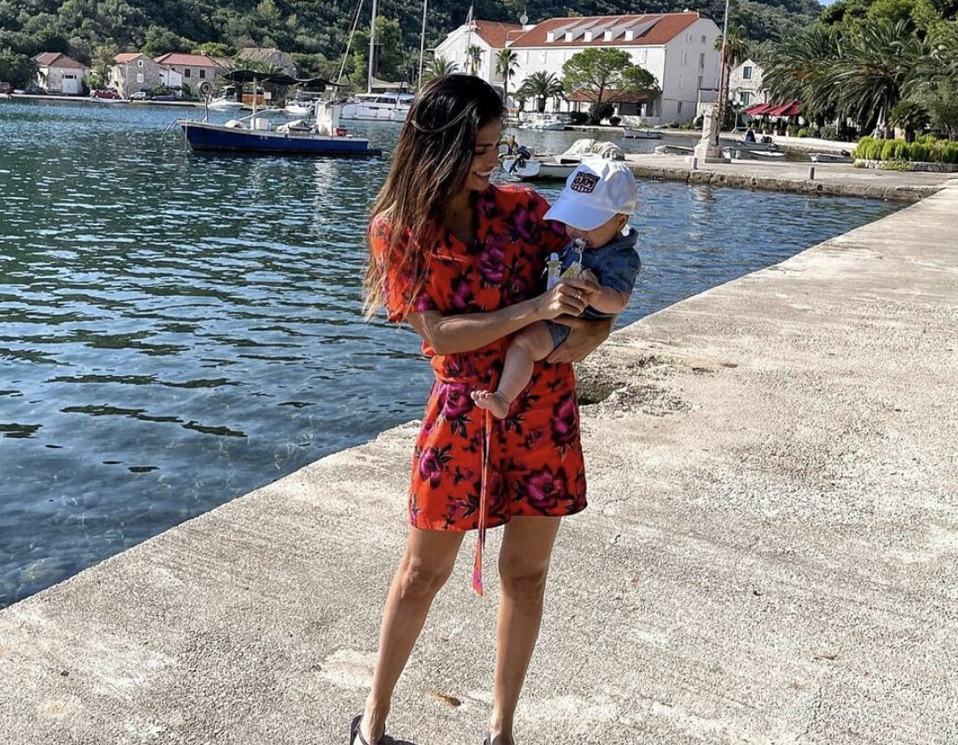 Sara Sálamo con su hijo pequeño en brazos/ Foto: Instagram