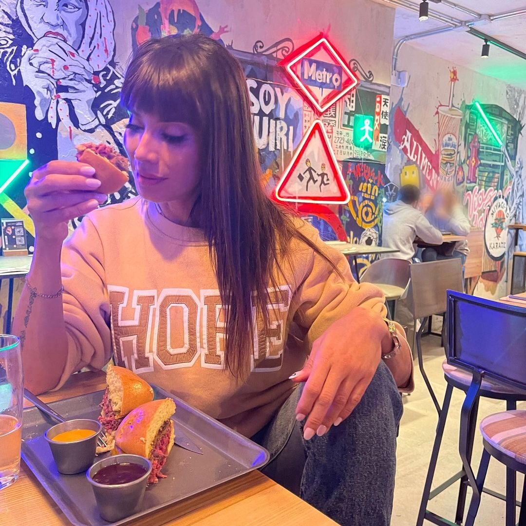 Pilar Rubio comiéndose una hamburguesa/ Foto: Instagram