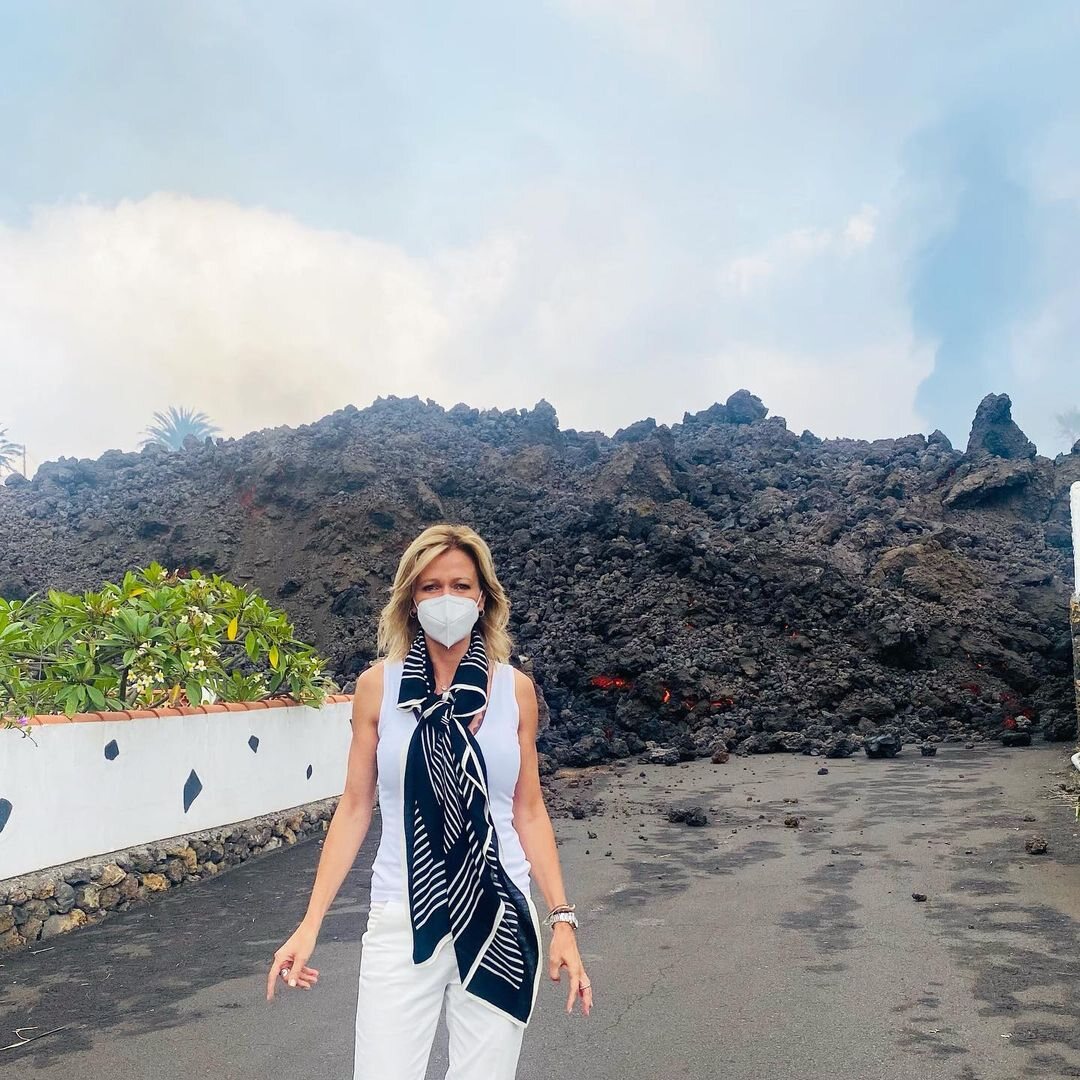 Susanna Griso, con una cola de lava a sus espaldas en La Palma/ Foto: Instagram