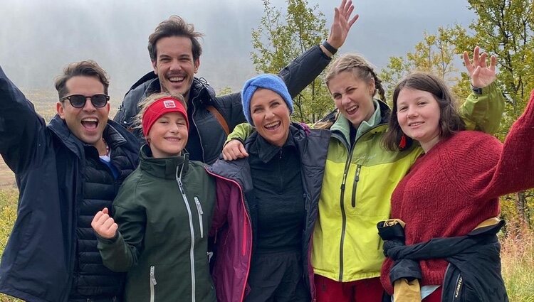 Marta Luisa de Noruega en la montaña con sus hijas y dos amigos