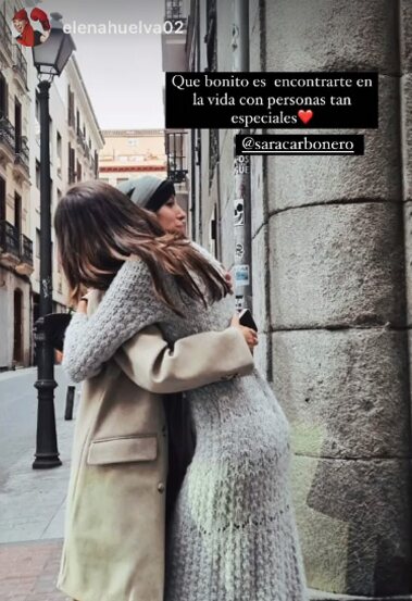 Sara Carbonero y Elena Huelva fundiéndose en un abrazo/ Foto: Instagram