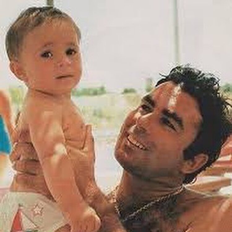Kiko Rivera de bebé con su padre | Instagram