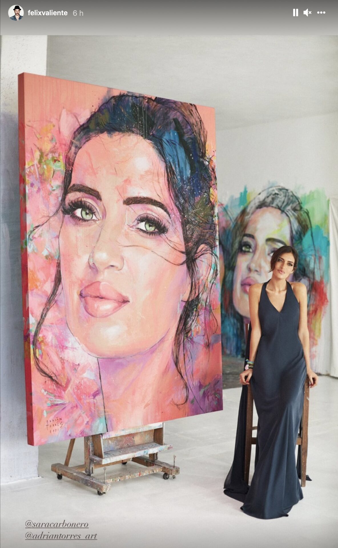 Sara Carbonero junto a un retrato de Adrián Torres/ Foto: Instagram