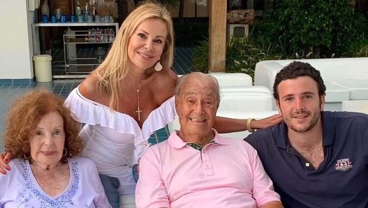 Ana Obregón con sus padres y su hijo | Instagram