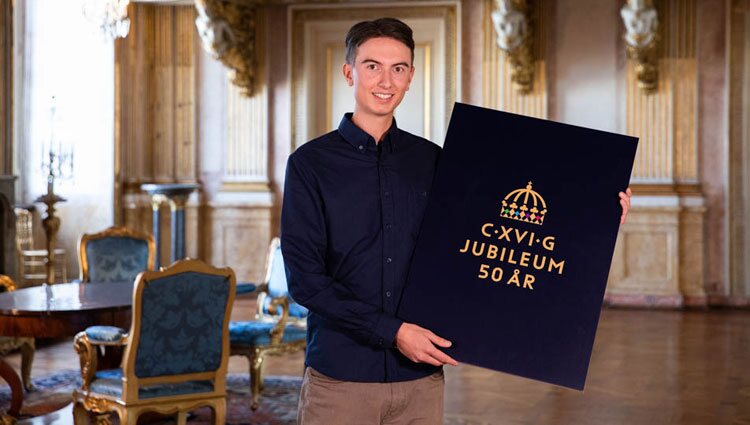 Elis Nyström con el emblema elegido para el Jubileo de Carlos Gustavo de Suecia