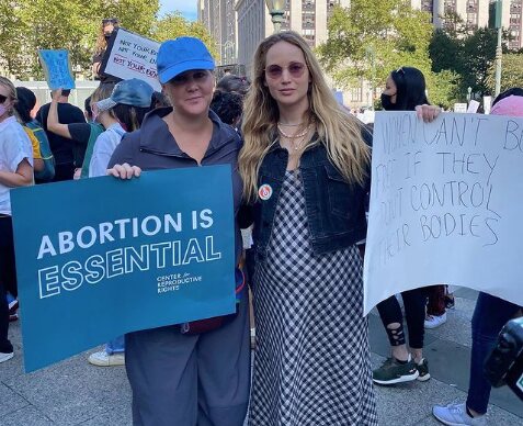 Jennifer Lawrence con Amy Schumer en una manifestación a favor del aborto/ Foto: Instagram
