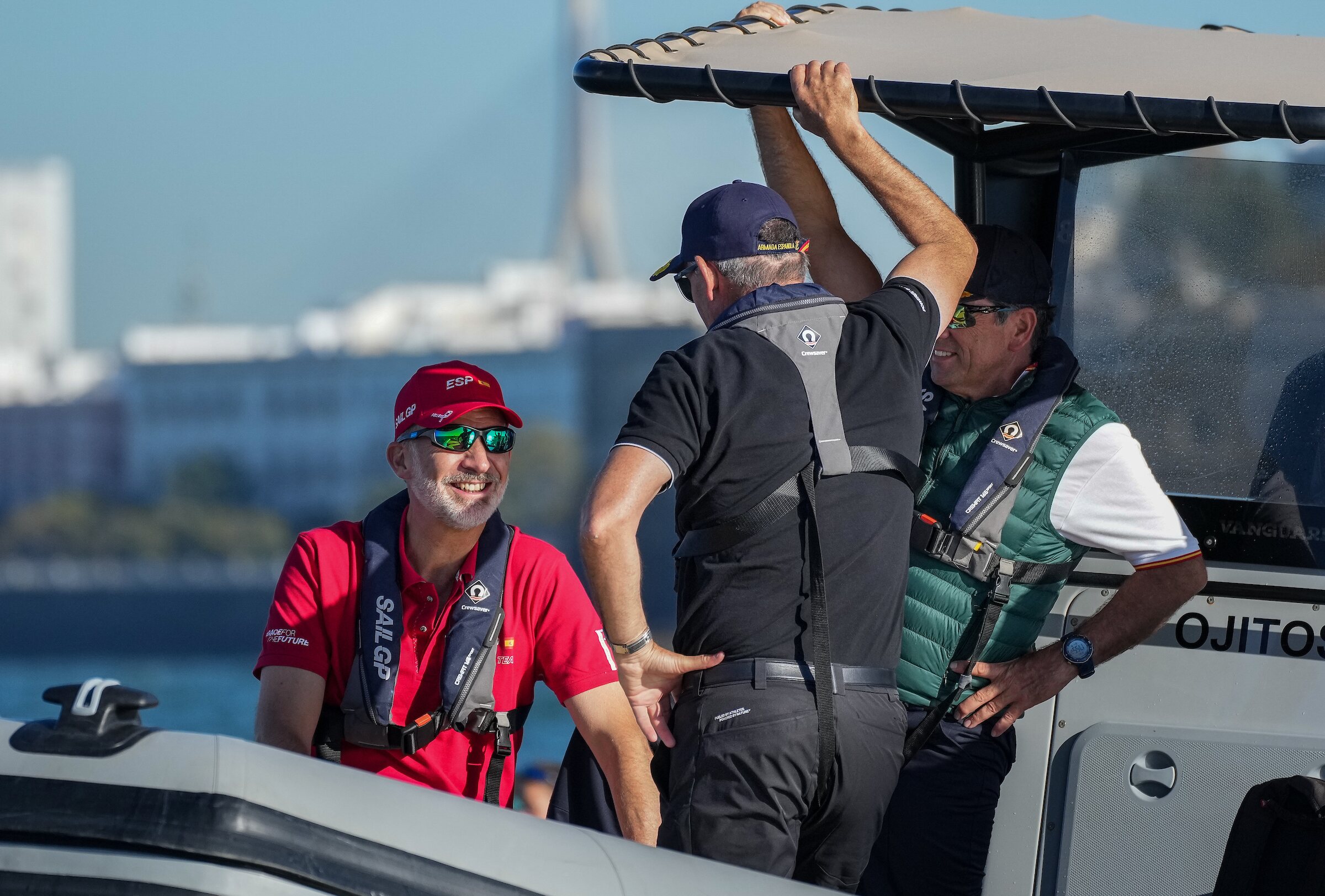 El Rey Felipe en una lancha llegando al catamarán/ Foto: Spain SailGP Team