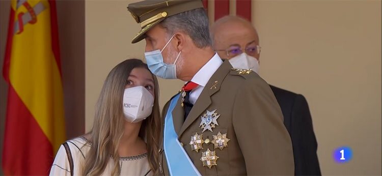 La Infanta Sofía hablando con el Rey Felipe en la Fiesta Nacional