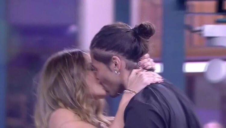 Cristina y Luca besándose tras bailar 'Dirty Dancing' / Foto: Telecinco.es