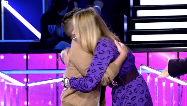 Alba Carrillo y Miguel Frigenti se abrazan | Foto: telecinco.es