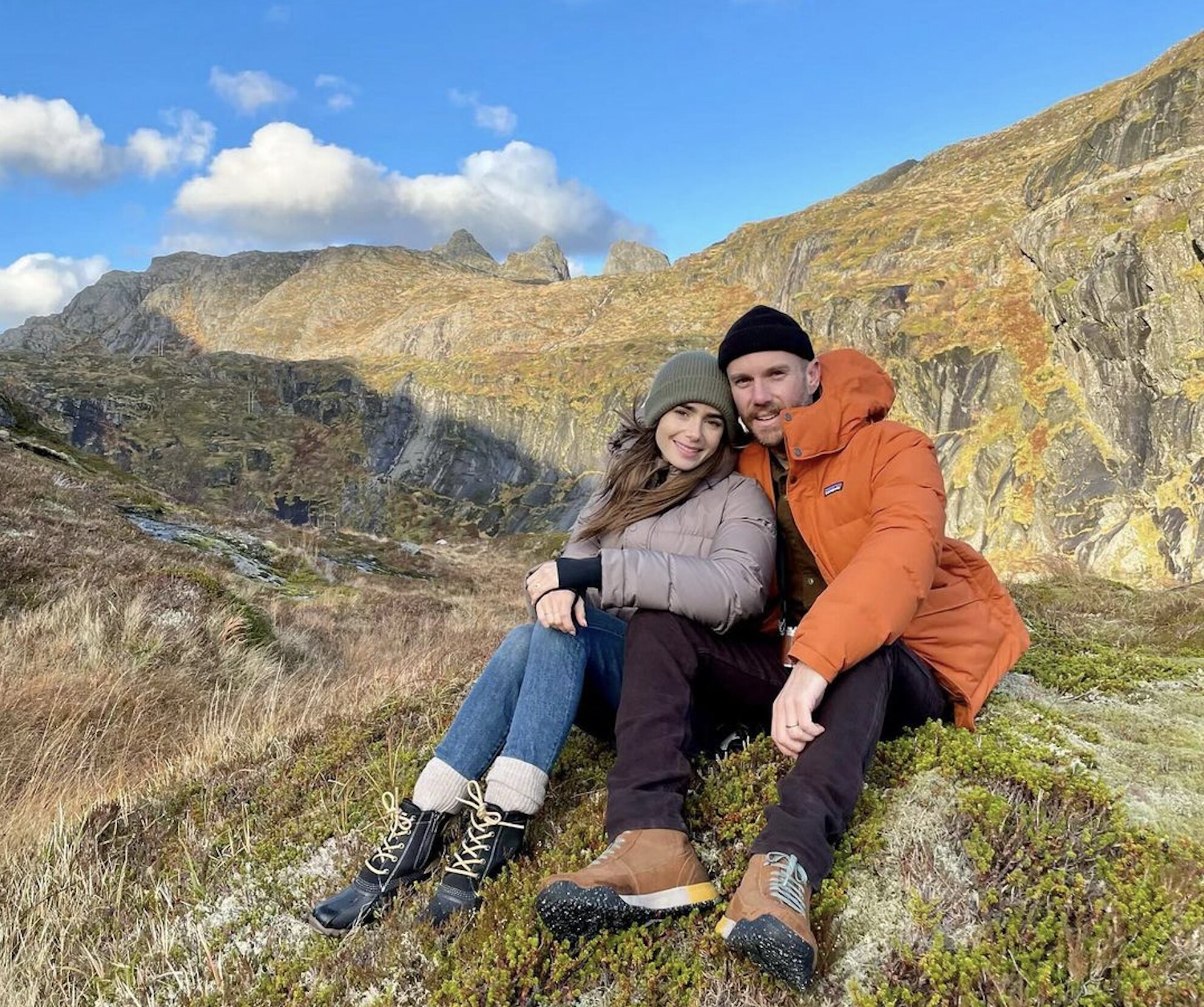 Lily Collins y Charlie McDowell en la montaña/ Foto: Instagram