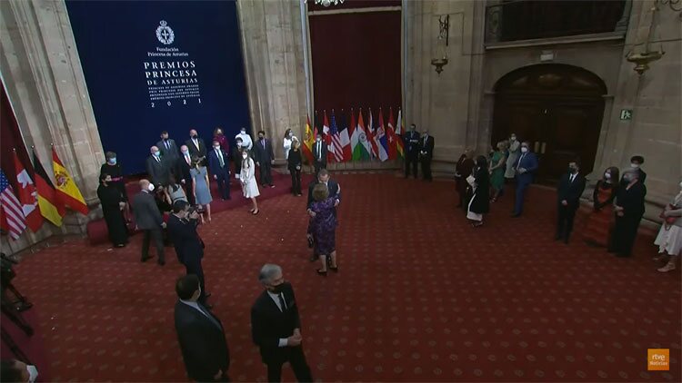 El Rey saluda a la Reina Sofía en el Hotel Reconquista