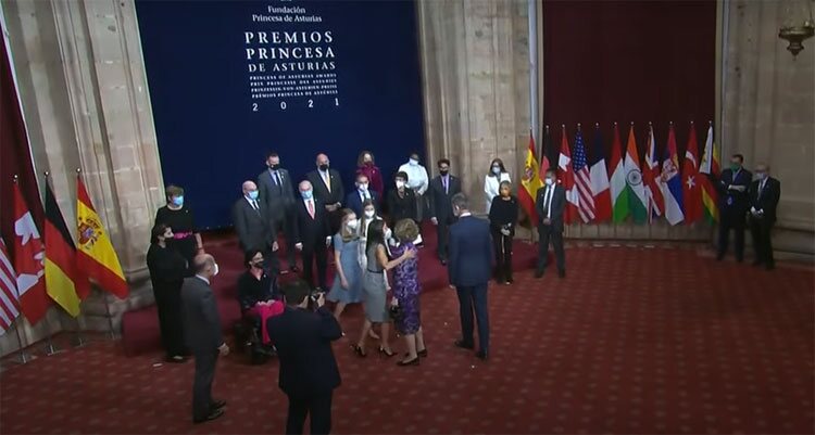 La Reina Letizia saluda a la Reina Sofía