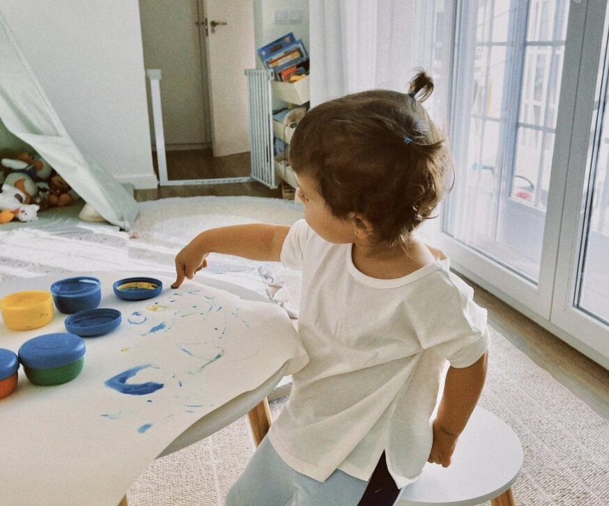 La hija de Laura Escanes aprendiendo a pintar/ Foto: Instagram