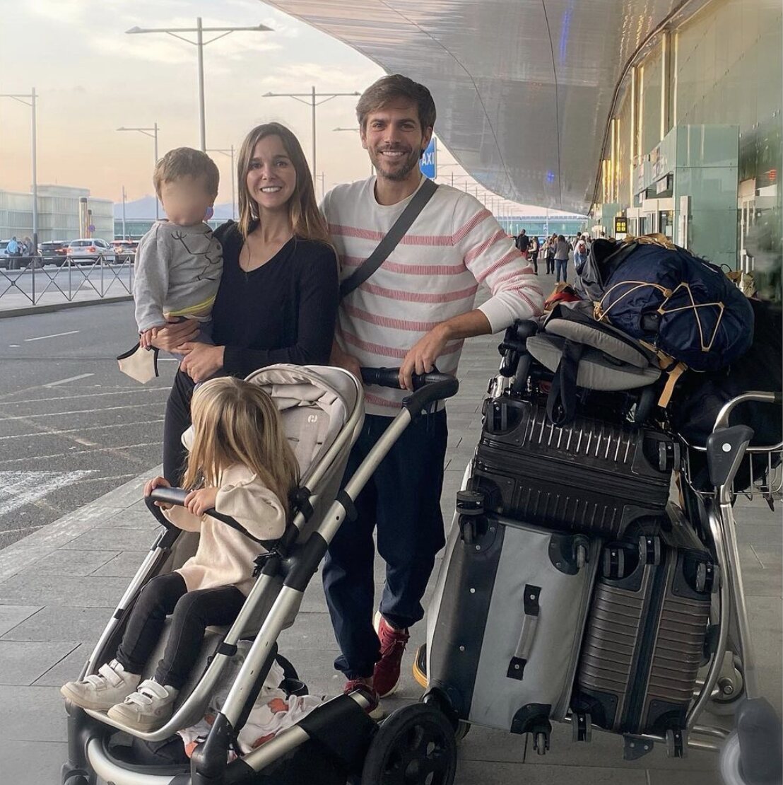Marc Clotet y Natalia Sánchez con sus hijos en la puerta del aeropuerto/ Foto. Instagram