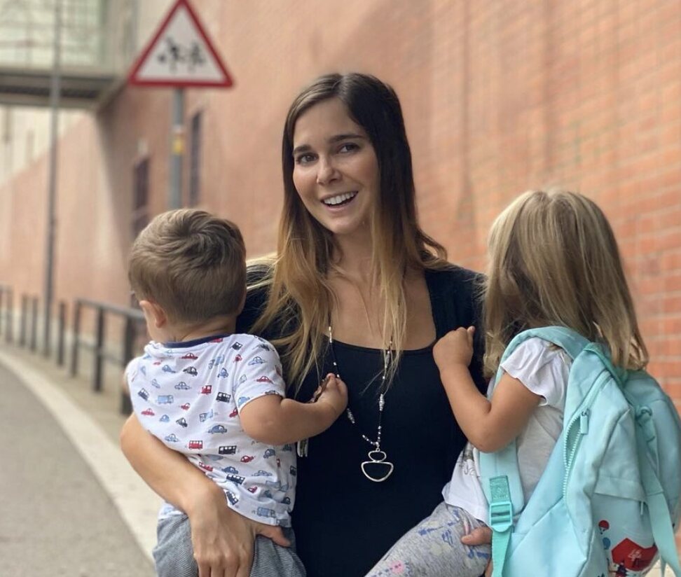 Natalia Sánchez con sus dos hijos en brazos/ Foto: Instagram