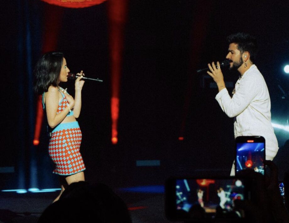 Evaluna presumiendo de embarazo mientras canta con Camilo/ Foto: Instagram