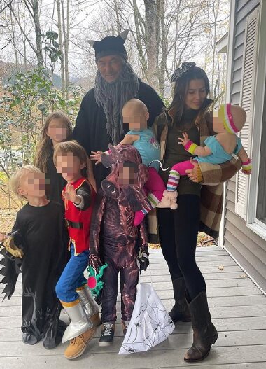 Hilaria y Alec Baldwin con sus seis hijos disfrazados/ Foto: Instagram