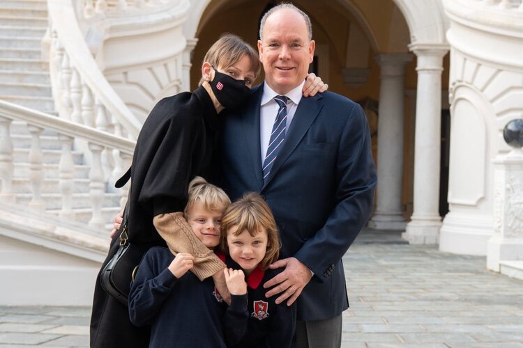 Charlene de Mónaco con el Príncipe Alberto y sus hijos en el primer regreso de la Princesa Charlene