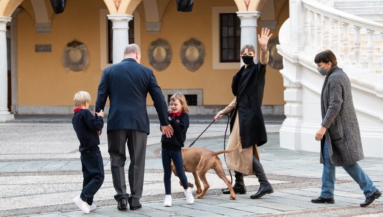 Alberto y Charlene de Mónaco con sus hijos, Estefanía de Mónaco y su perro Khan