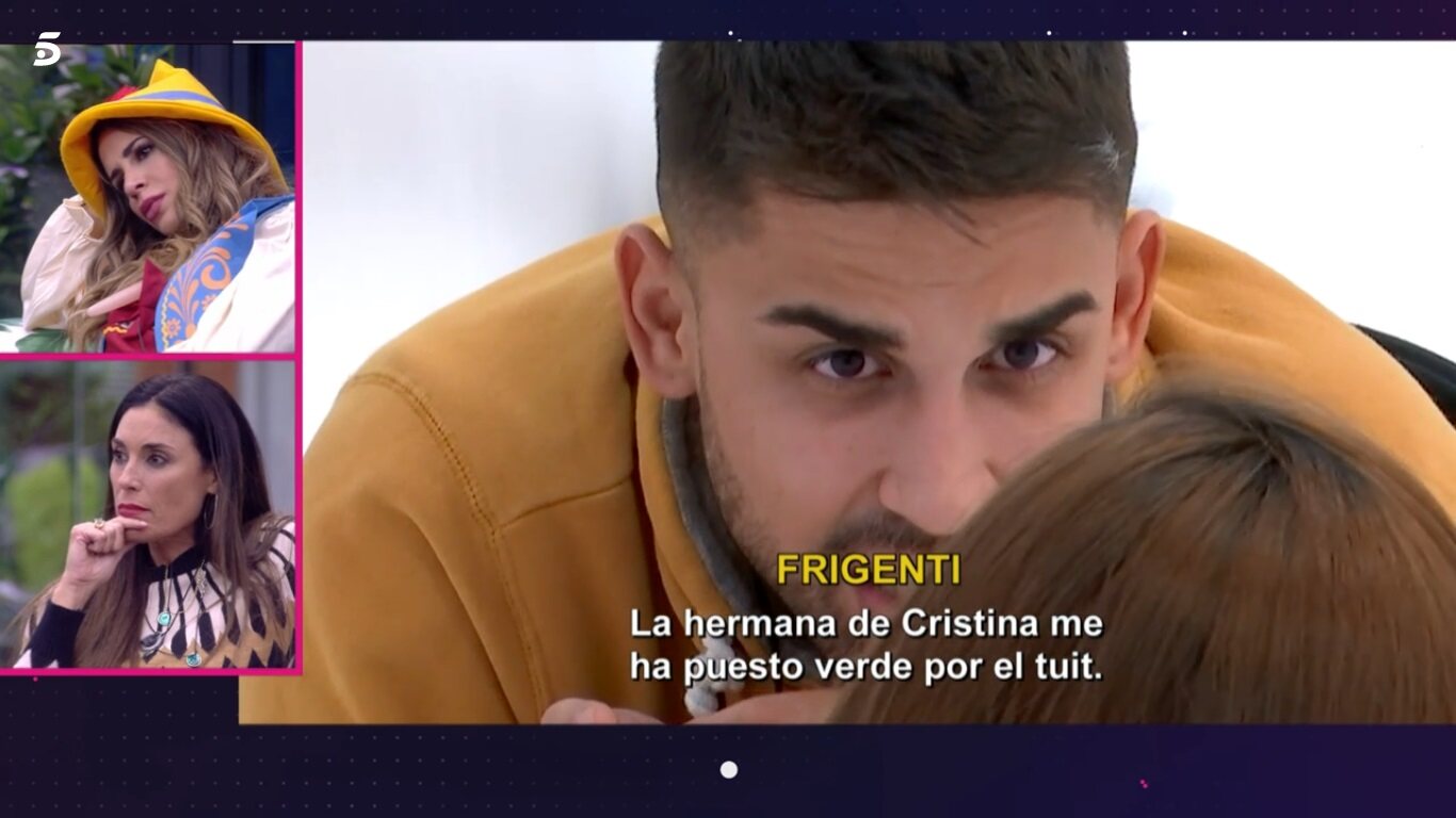Frigenti contándole a Adara el mensaje de la hermana de Cristina / Telecinco.es