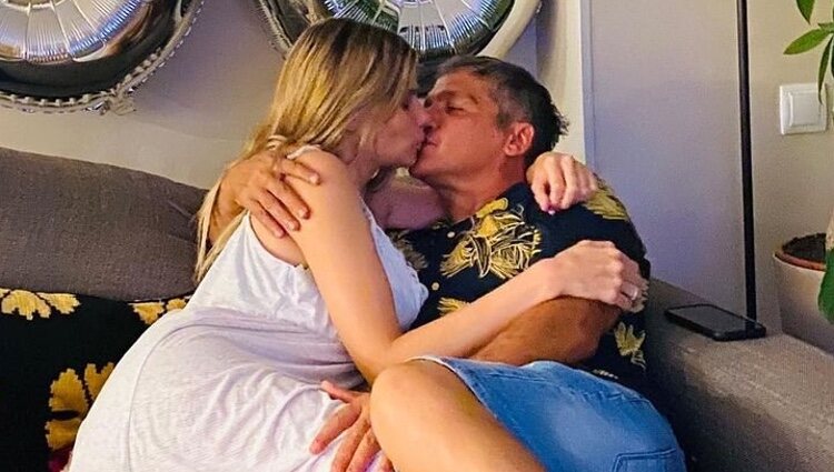 Gustavo y María muy cariñosos besándose / Instagram