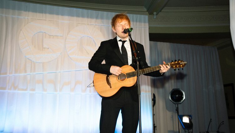 Ed Sheeran actuando durante la gala | Foto: Condé Nast Prensa / Silvia Tortajada