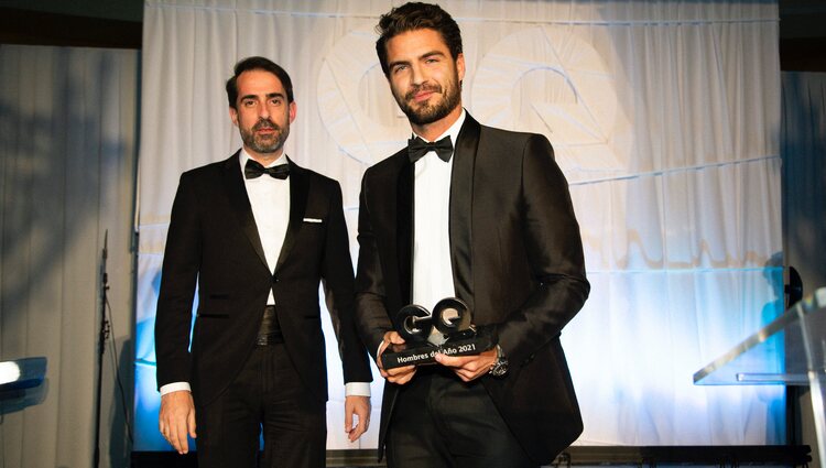 Maxi Iglesias recogiendo su premio | Foto: Condé Nast Prensa / Silvia Tortajada