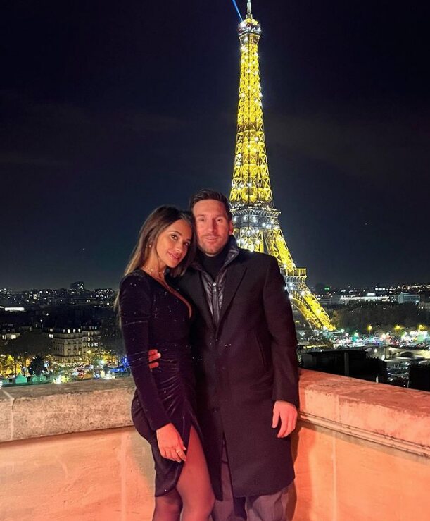 Antonella Roccuzzo con Leo Messi y la torre Eiffel de fondo en París/ Foto: Instagram
