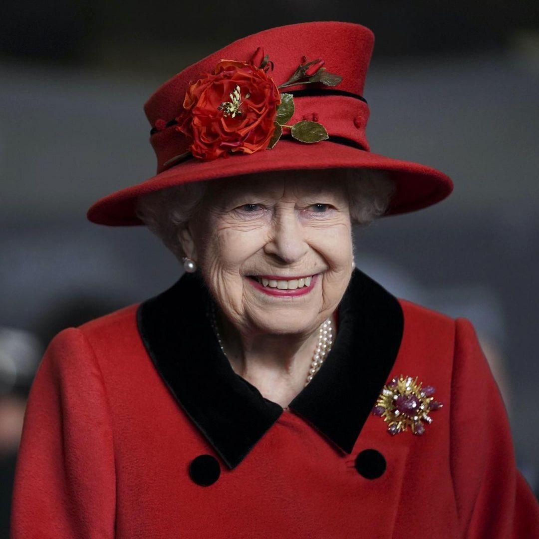 La Reina Isabel visitando la compañía del HMS Queen Elizabeth en Portsmouth/ Foto: Instagram