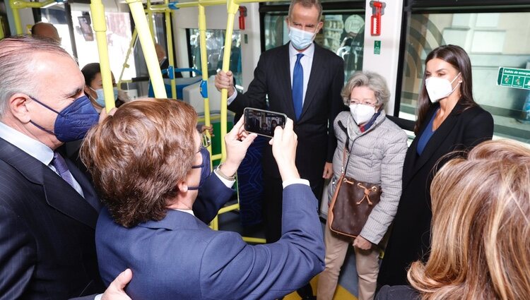 Los Reyes Felipe y Letizia posan con una ciudadana en un bus de la línea 001 de la EMT